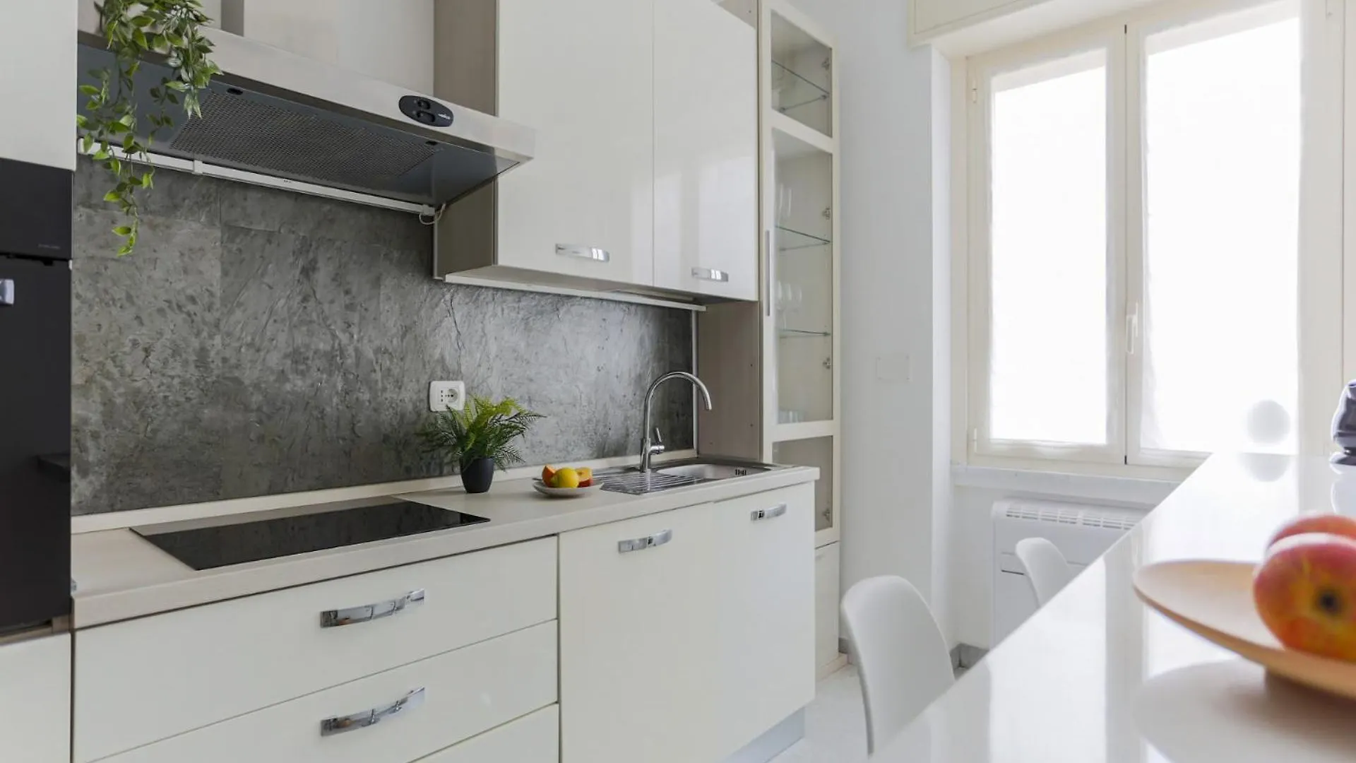 Hotel apartamentowy The Best Rent - Bright Two-Bedroom Apartment In Central Station Area Mediolan